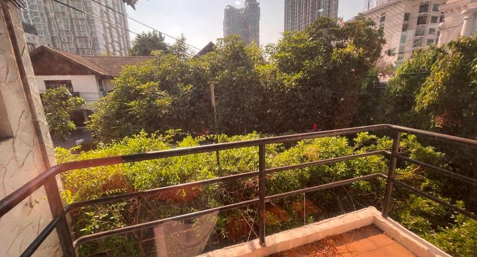 For rent 3 bedrooms house in Phra Khanong, Bangkok