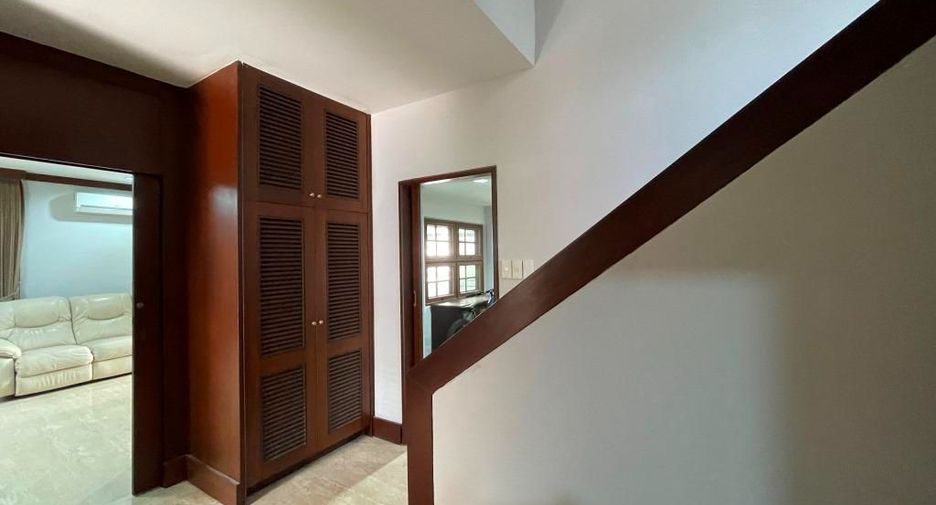 For rent 3 bedrooms house in Phra Khanong, Bangkok