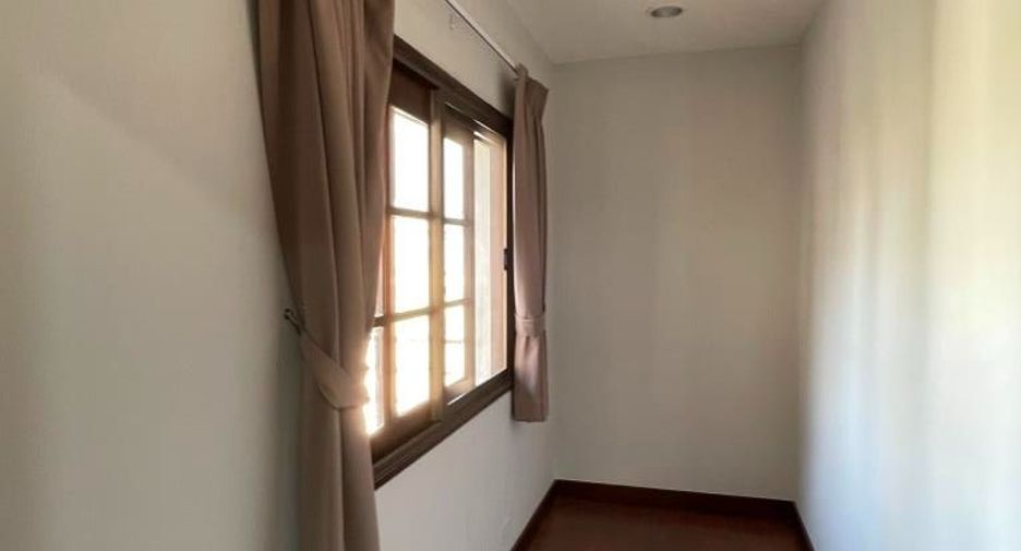 For rent 3 bedrooms house in Phra Khanong, Bangkok
