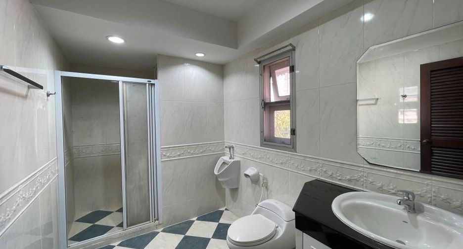 For rent 3 bedrooms house in Phra Khanong, Bangkok