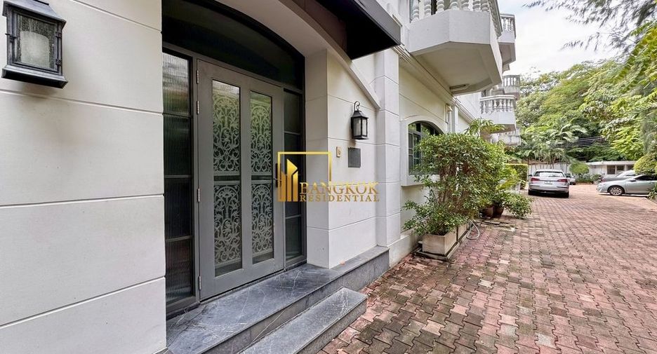 À louer 4 chambres maison de ville à Watthana, Bangkok