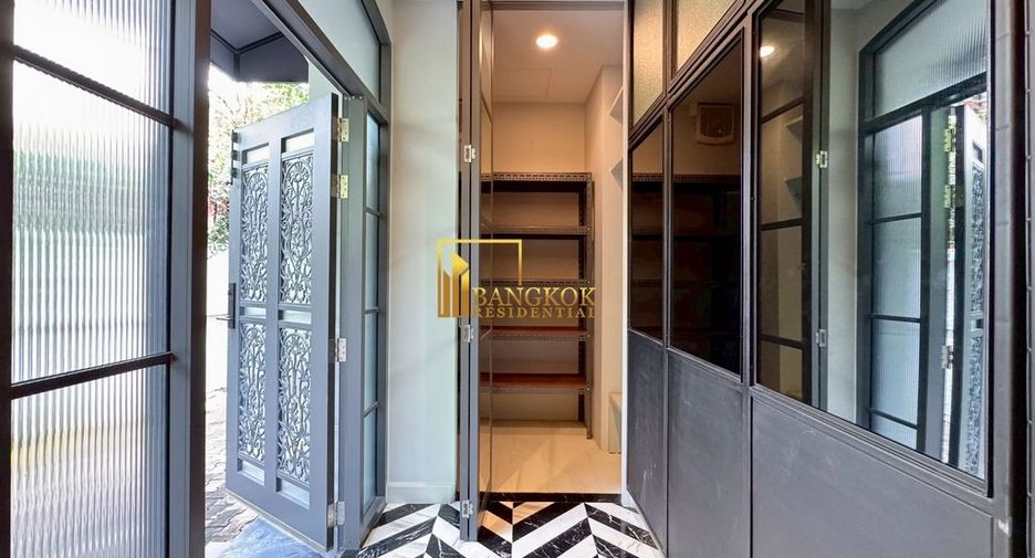 À louer 4 chambres maison de ville à Watthana, Bangkok