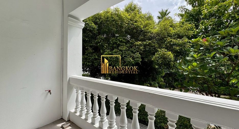 À louer 4 chambres maison de ville à Watthana, Bangkok