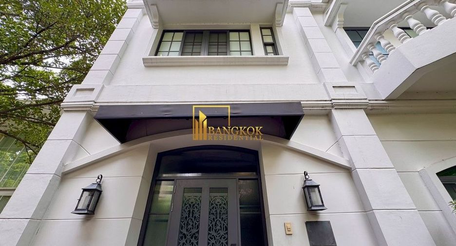 À louer 4 chambres maison de ville à Watthana, Bangkok