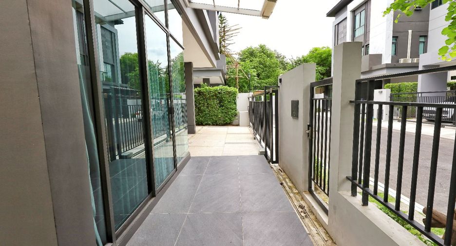 Casa en alquiler de 3 habitaciones en Wang Thonglang, Bangkok