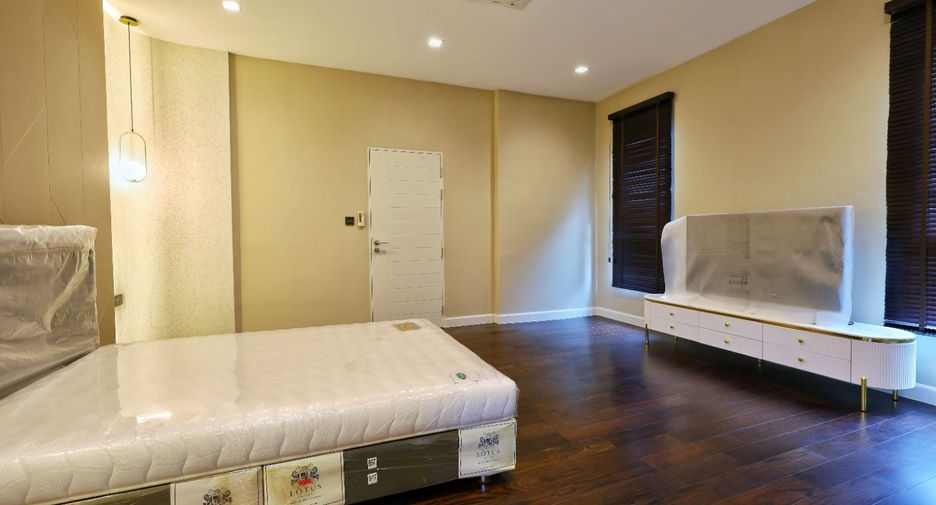 Casa en alquiler de 3 habitaciones en Wang Thonglang, Bangkok