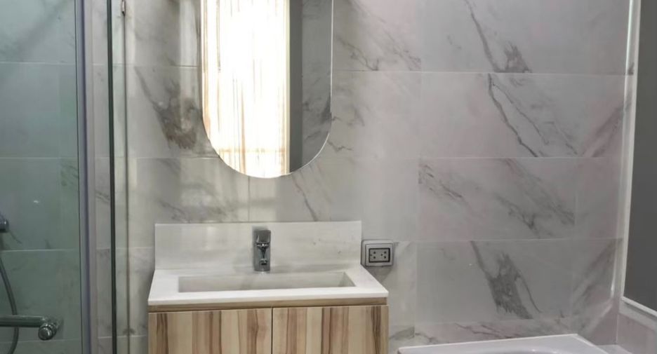 For sale 2 bedrooms condo in Khlong Toei, Bangkok