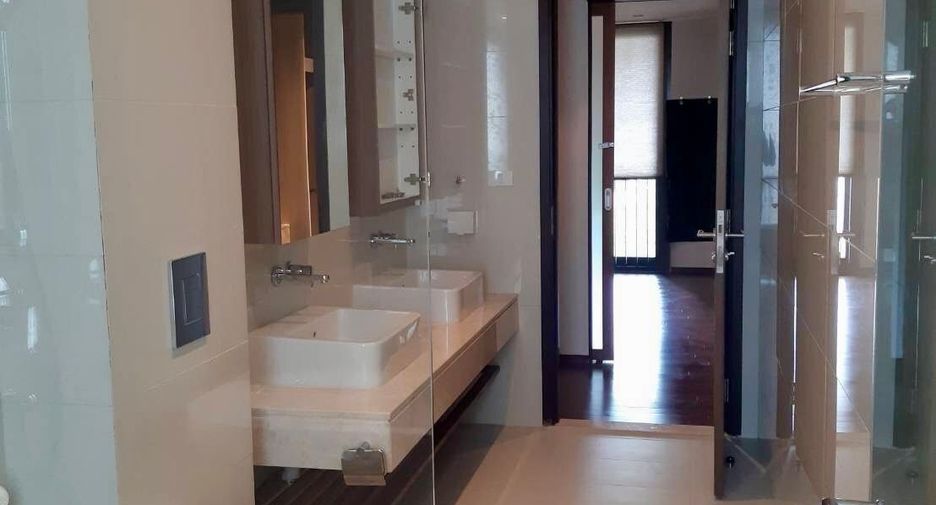 Condo en venta de 3 habitaciones en Yan Nawa, Bangkok