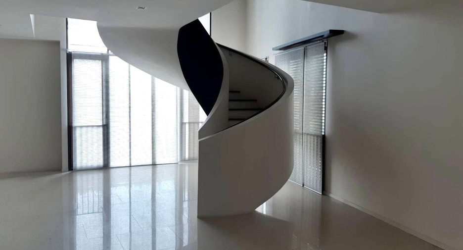 Condo en venta de 3 habitaciones en Yan Nawa, Bangkok