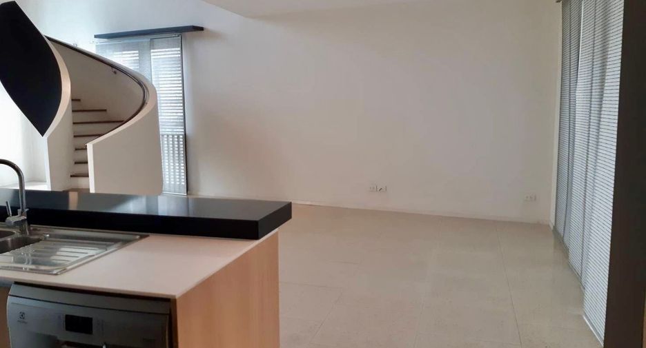 Condo en venta de 3 habitaciones en Yan Nawa, Bangkok