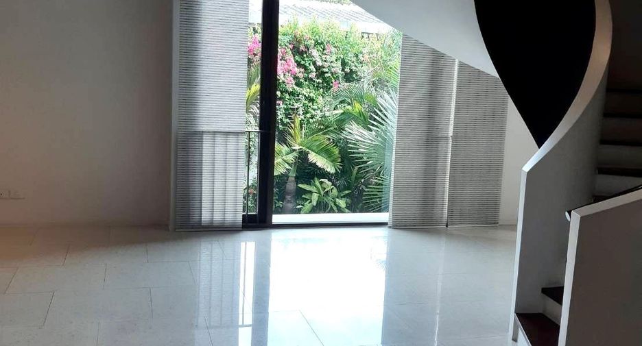 Condo en venta de 3 habitaciones en Yan Nawa, Bangkok