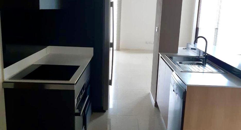 Condo en venta de 3 habitaciones en Yan Nawa, Bangkok