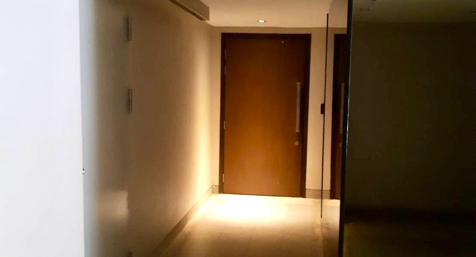 Condo en venta de 3 habitaciones en Yan Nawa, Bangkok