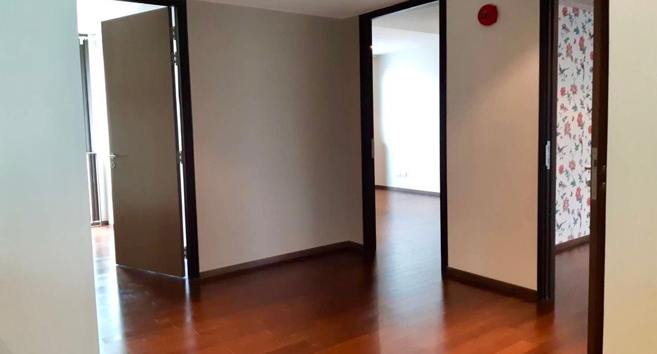 Condo en venta de 3 habitaciones en Yan Nawa, Bangkok