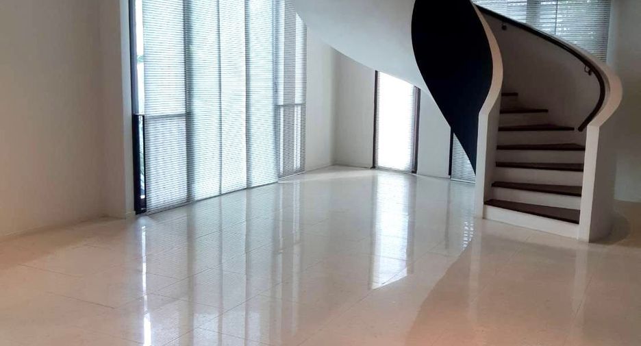 Condo en venta de 3 habitaciones en Yan Nawa, Bangkok