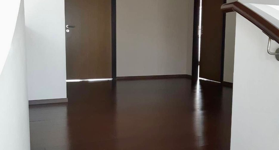 Condo en venta de 3 habitaciones en Yan Nawa, Bangkok
