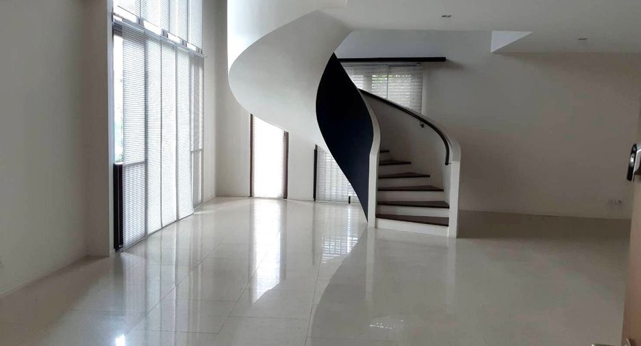 Condo en venta de 3 habitaciones en Yan Nawa, Bangkok