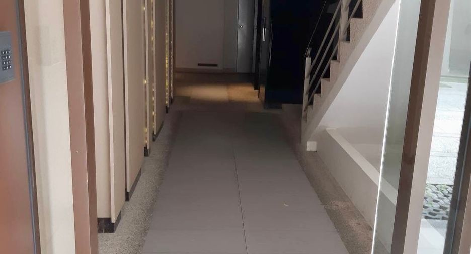 Condo en venta de 3 habitaciones en Yan Nawa, Bangkok