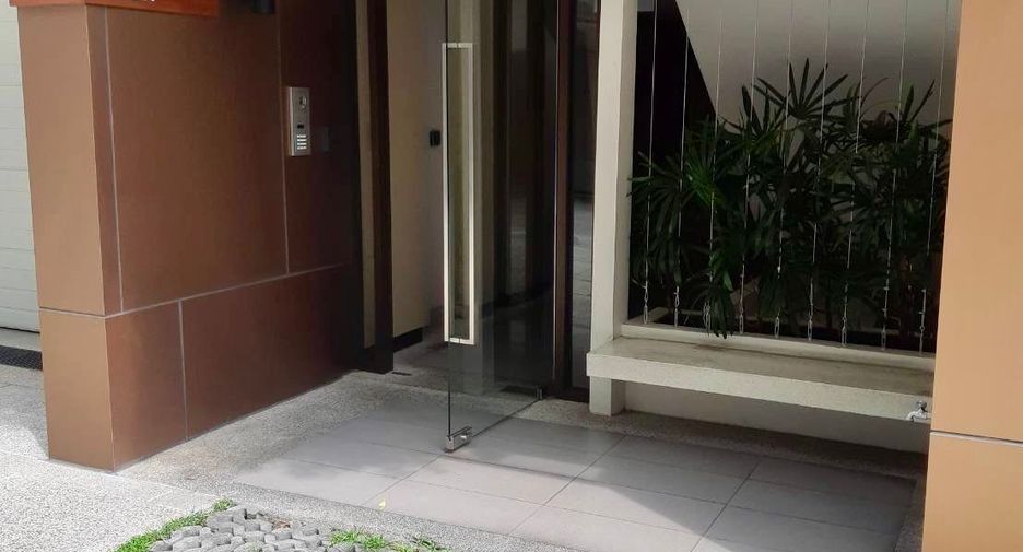 Condo en venta de 3 habitaciones en Yan Nawa, Bangkok