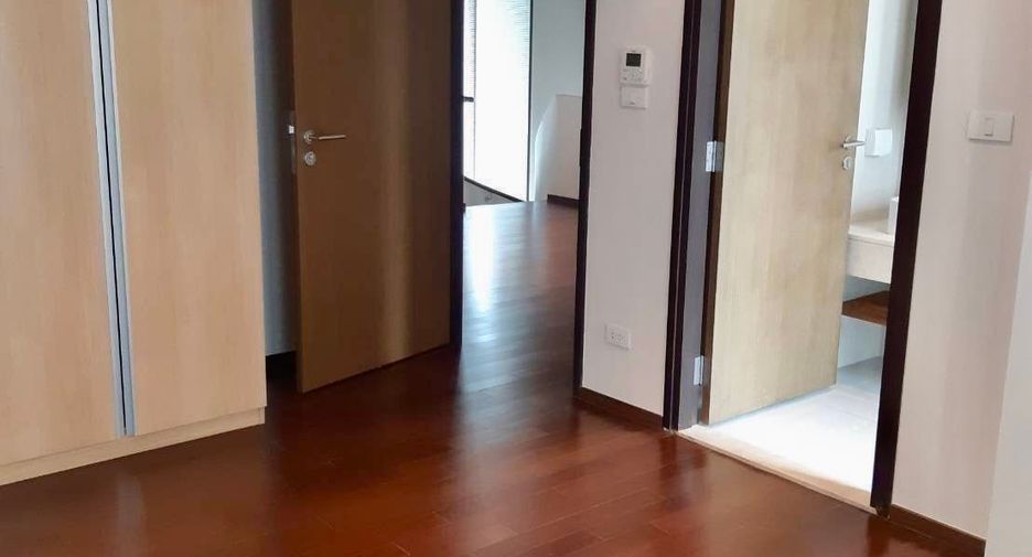 Condo en venta de 3 habitaciones en Yan Nawa, Bangkok