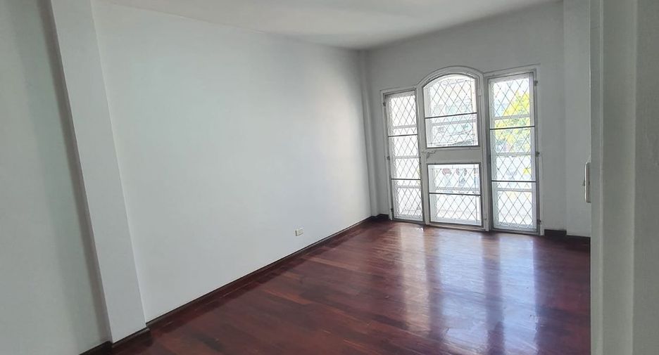 Reihenhaus zum Kauf mit 5 Zimmer in Phra Khanong, Bangkok