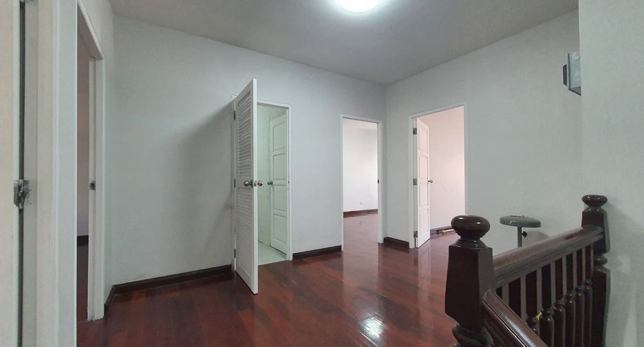 Reihenhaus zum Kauf mit 5 Zimmer in Phra Khanong, Bangkok