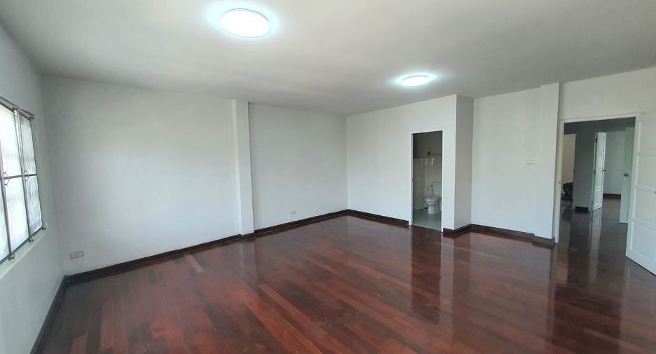 Reihenhaus zum Kauf mit 5 Zimmer in Phra Khanong, Bangkok
