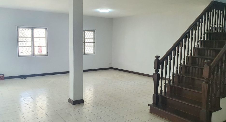 Reihenhaus zum Kauf mit 5 Zimmer in Phra Khanong, Bangkok