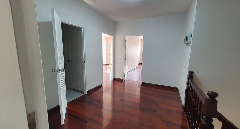 Reihenhaus zum Kauf mit 5 Zimmer in Phra Khanong, Bangkok