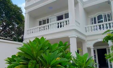 À vendre 5 chambres maison de ville à Phra Khanong, Bangkok