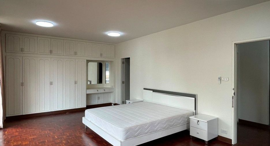 For rent 3 bedrooms apartment in Phaya Thai, Bangkok