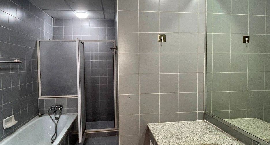 For rent 3 bedrooms apartment in Phaya Thai, Bangkok