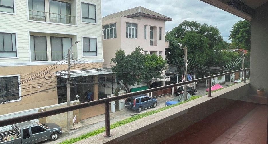 For rent 3 bedrooms apartment in Phaya Thai, Bangkok