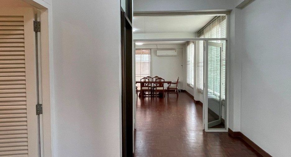 For rent 3 bedrooms apartment in Phaya Thai, Bangkok
