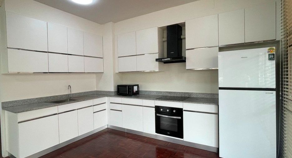 For rent 3 bedrooms apartment in Phaya Thai, Bangkok