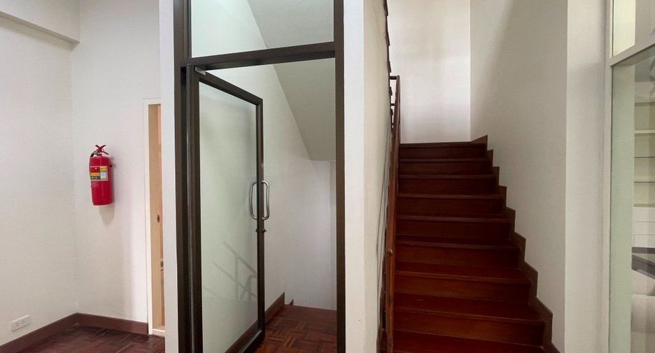 For rent 3 bedrooms apartment in Phaya Thai, Bangkok