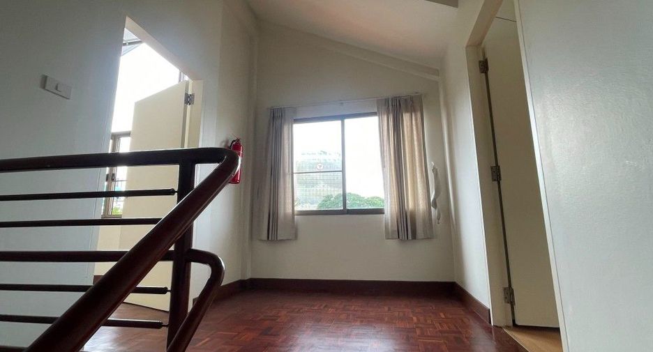 For rent 3 bedrooms apartment in Phaya Thai, Bangkok