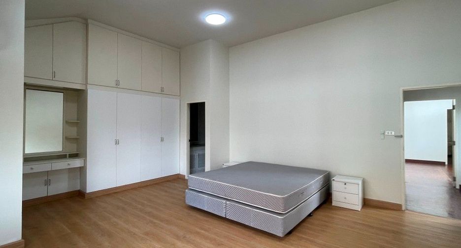 For rent 3 bedrooms apartment in Phaya Thai, Bangkok
