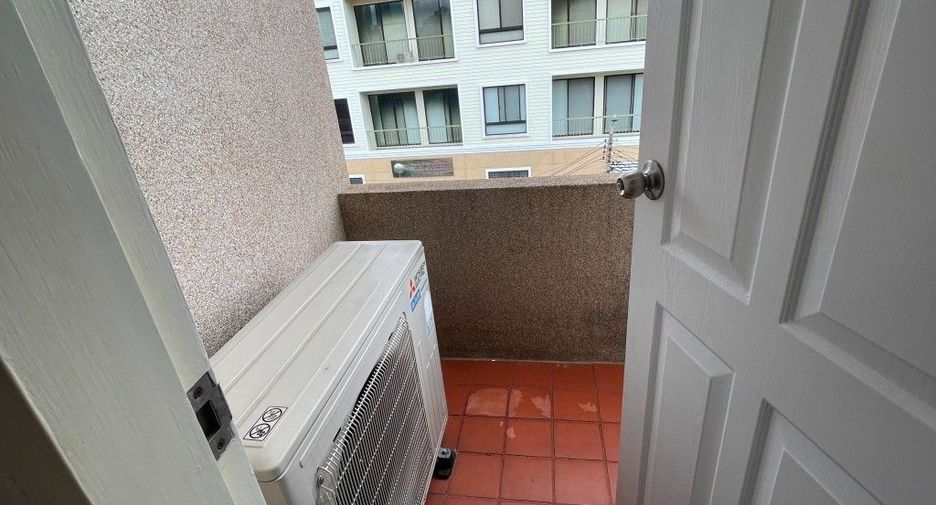 For rent 3 bedrooms apartment in Phaya Thai, Bangkok