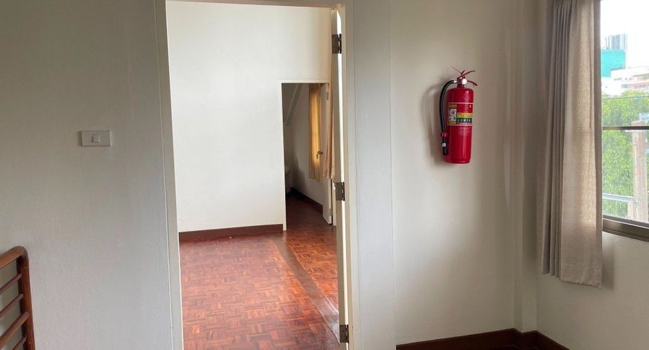 For rent 3 bedrooms apartment in Phaya Thai, Bangkok