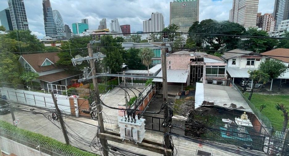 For rent 3 bedrooms apartment in Phaya Thai, Bangkok
