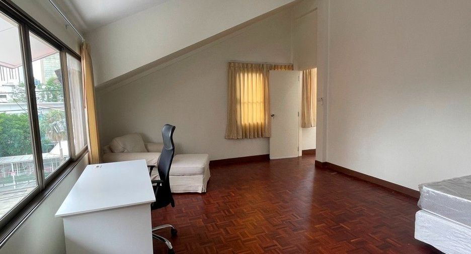 For rent 3 bedrooms apartment in Phaya Thai, Bangkok