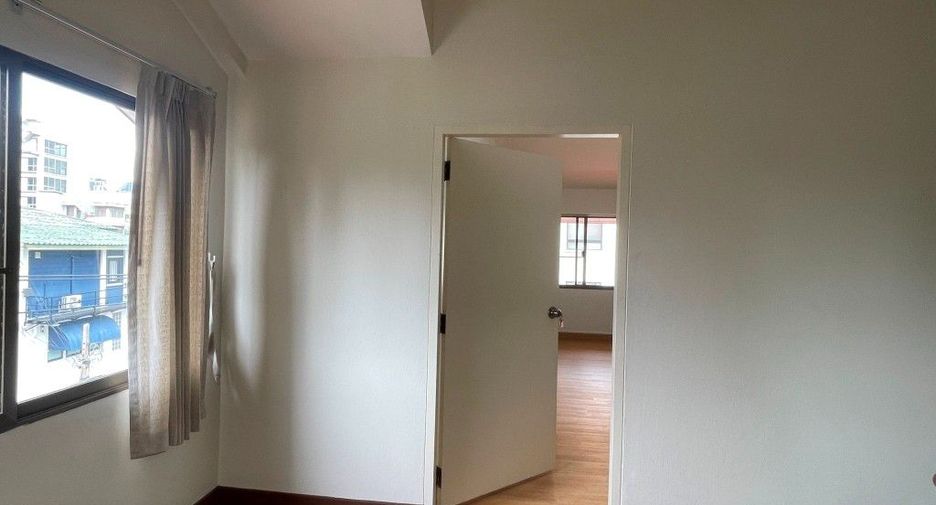 For rent 3 bedrooms apartment in Phaya Thai, Bangkok