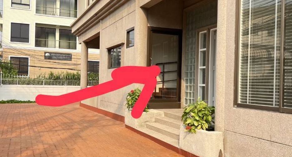 For rent 3 bedrooms apartment in Phaya Thai, Bangkok