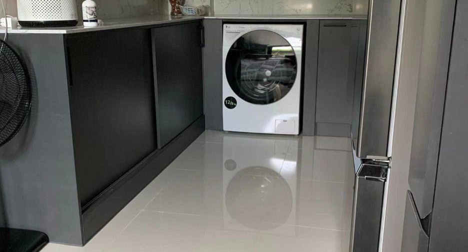 For rent 3 bedrooms townhouse in Saphan Sung, Bangkok
