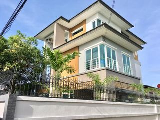 For sale 4 Beds house in Huai Khwang, Bangkok