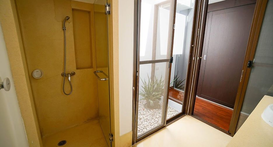 For rent 3 bedrooms townhouse in Watthana, Bangkok