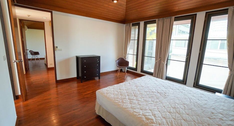 For rent 3 bedrooms townhouse in Watthana, Bangkok