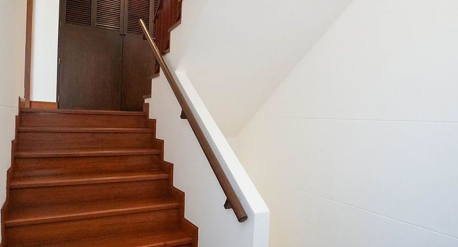For rent 3 bedrooms townhouse in Watthana, Bangkok
