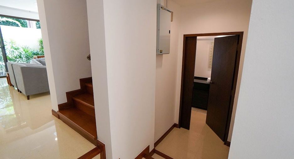 For rent 3 bedrooms townhouse in Watthana, Bangkok